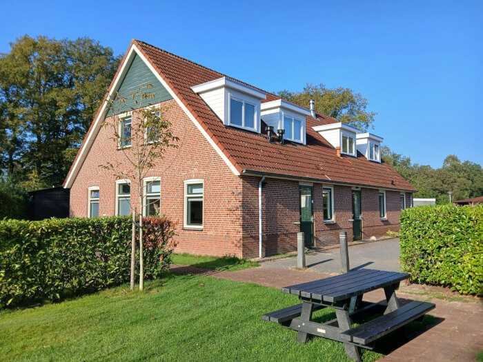 Groepsaccommodatie in Hardenberg (Overijssel) voor 30 personen met 7 slaapkamers en 5 badkamers.