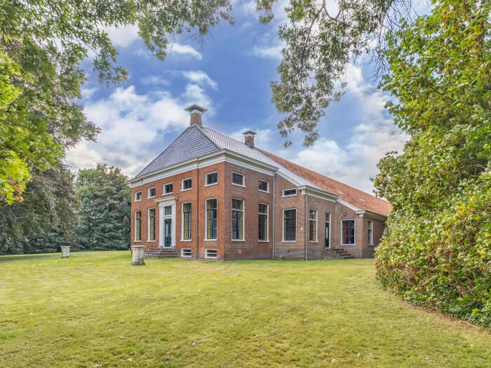 Groepsaccommodatie in Beerta (Groningen) voor 30 personen met 15 slaapkamers en 16 badkamers.