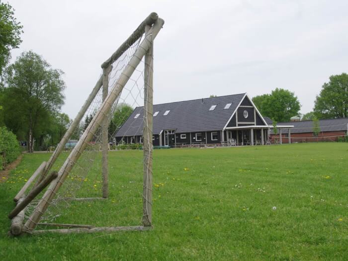 Groepsaccommodatie in Wekerom (Gelderland) voor 80 personen met 8 slaapkamers en 8 badkamers.