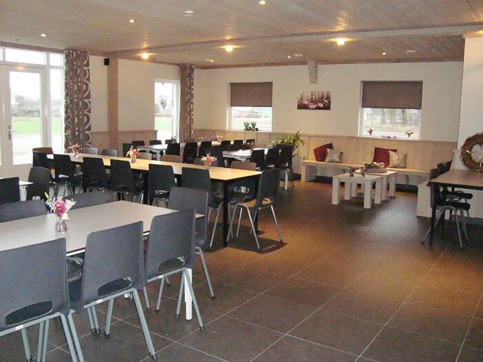 Groepsaccommodatie in Wekerom (Gelderland) voor 80 personen met 8 slaapkamers en 8 badkamers.