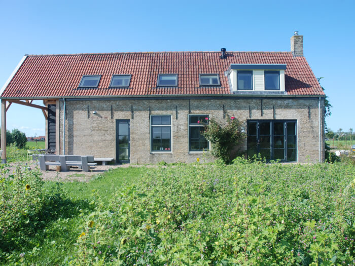 Groepsaccommodatie in Oostkapelle (Zeeland) voor 10 personen met 5 slaapkamers en 3 badkamers.
