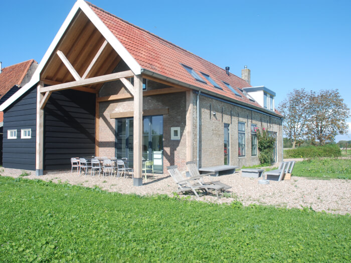 Groepsaccommodatie in Oostkapelle (Zeeland) voor 10 personen met 5 slaapkamers en 3 badkamers.