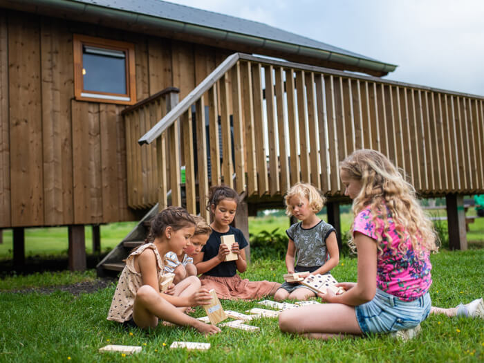 Groepsaccommodatie in Ruinerwold (Drenthe) voor 12 personen met 6 slaapkamers en 3 badkamers.
