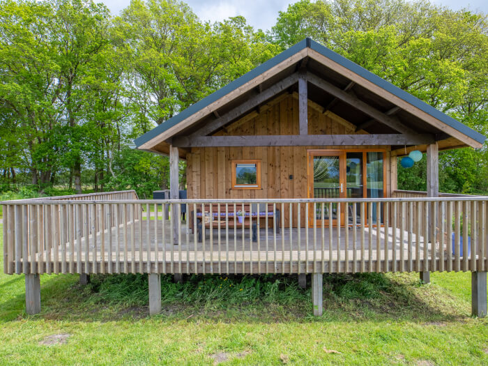 Groepsaccommodatie in Ruinerwold (Drenthe) voor 12 personen met 6 slaapkamers en 3 badkamers.
