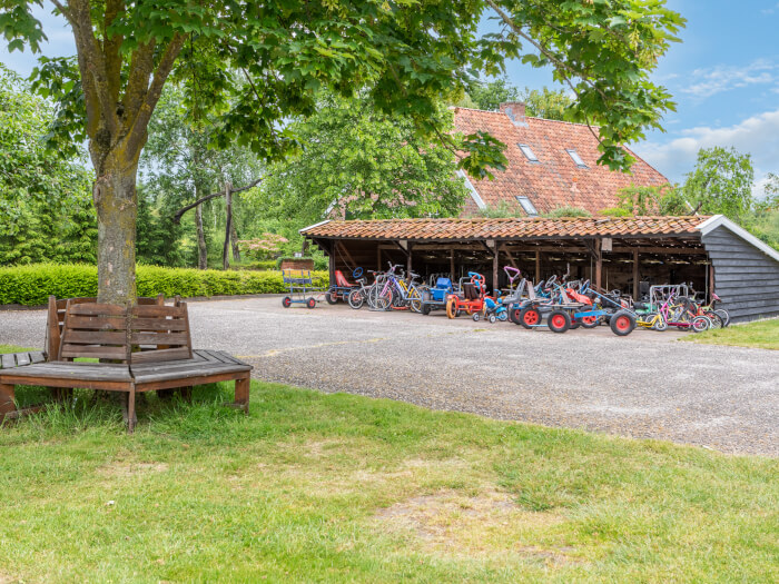 Groepsaccommodatie in Eibergen (Gelderland) voor 26 personen met 6 slaapkamers en 4 badkamers.