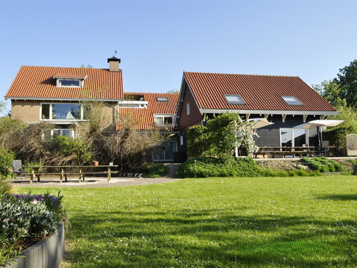 Groepsaccommodatie in Wissenkerke (Zeeland) voor 20 personen met 9 slaapkamers en 6 badkamers.