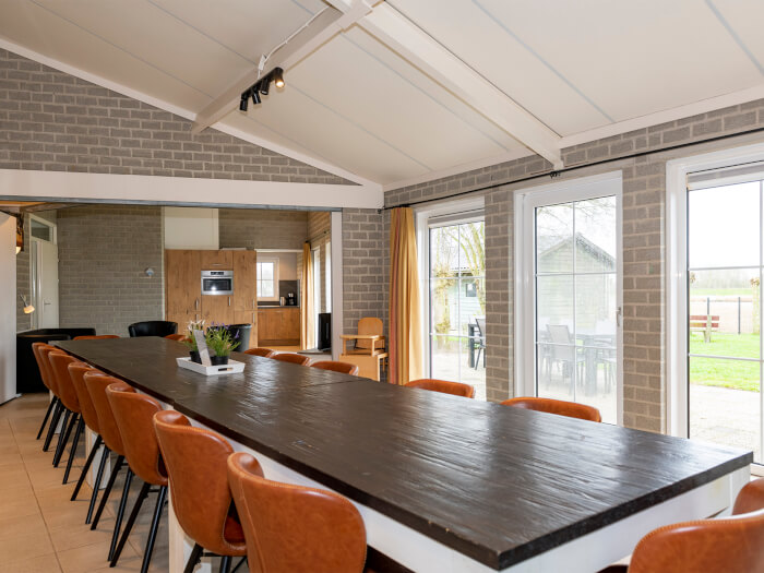 Groepsaccommodatie in Hengstdijk (Zeeland) voor 20 personen met 10 slaapkamers en 2 badkamers.