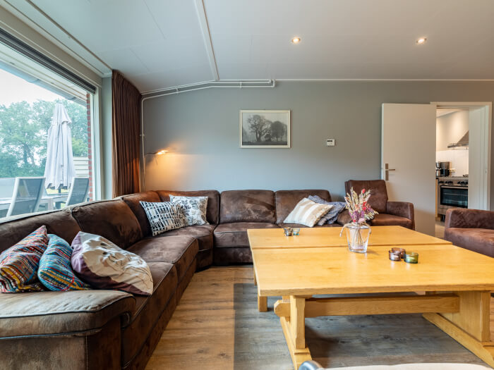 Groepsaccommodatie in Hezingen (Overijssel) voor 18 personen met 7 slaapkamers en 4 badkamers.
