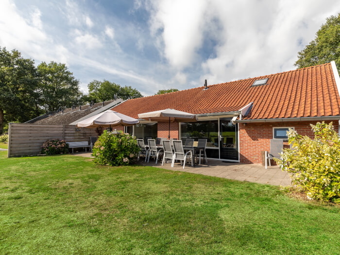 Groepsaccommodatie in Hezingen (Overijssel) voor 18 personen met 7 slaapkamers en 4 badkamers.