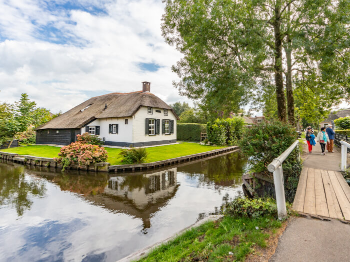 Groepsaccommodatie in Giethoorn (Overijssel) voor 12 personen met 4 slaapkamers en 2 badkamers.