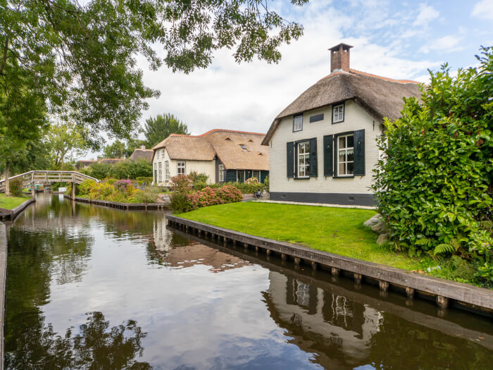 Groepsaccommodatie in Giethoorn (Overijssel) voor 12 personen met 4 slaapkamers en 2 badkamers.
