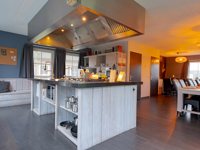 Groepsaccommodatie in Tiendeveen (Drenthe) voor 20 personen met 10 slaapkamers en 6 badkamers.