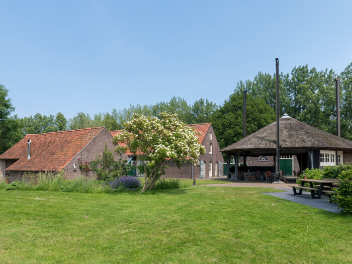 Groepsaccommodatie in Linschoten (Utrecht) voor 12 personen met 6 slaapkamers en 5 badkamers.
