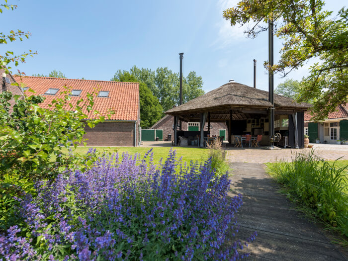 Groepsaccommodatie in Linschoten (Utrecht) voor 12 personen met 6 slaapkamers en 5 badkamers.