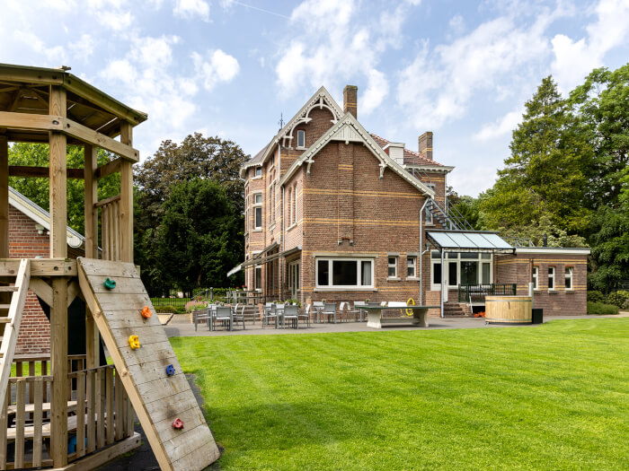 Groepsaccommodatie in Venray (Limburg) voor 24 personen met 11 slaapkamers en 6 badkamers.