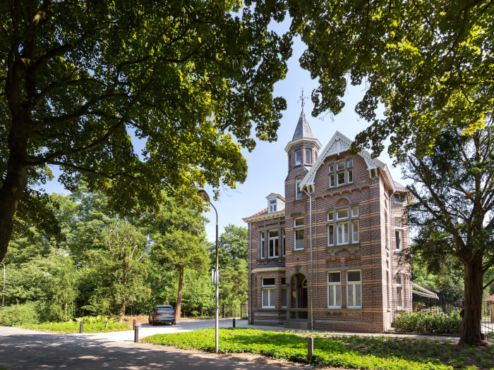 Groepsaccommodatie in Venray (Limburg) voor 24 personen met 11 slaapkamers en 6 badkamers.