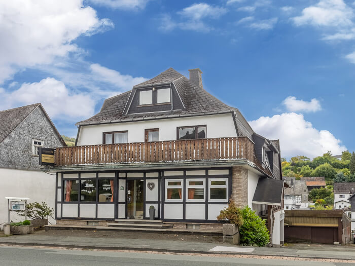 Groepsaccommodatie in Winterberg (Noordrijn-Westfalen) voor 26 personen met 8 slaapkamers en 5 badkamers.
