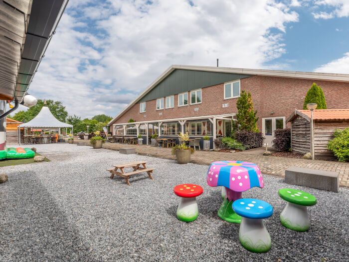 Groepsaccommodatie in Hollandscheveld (Drenthe) voor 20 personen met 6 slaapkamers en 4 badkamers.