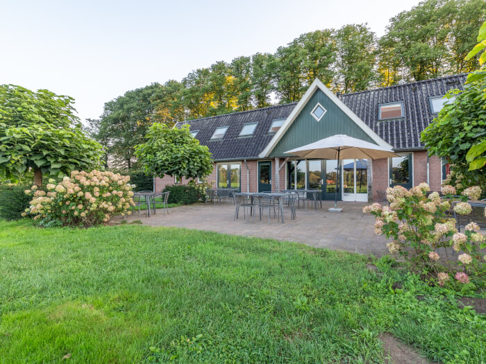 Groepsaccommodatie in Lievelde (Gelderland) voor 34 personen met 17 slaapkamers en 13 badkamers.