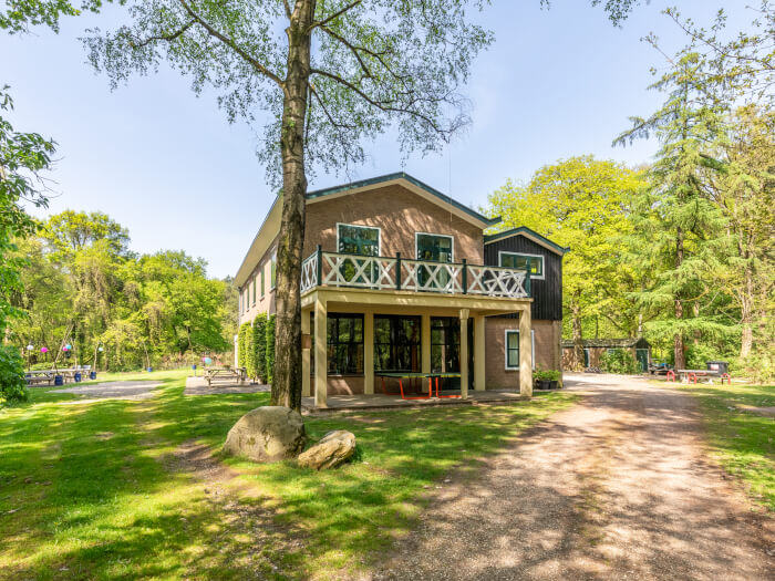 Groepsaccommodatie in Beek (Gelderland) voor 54 personen met 9 slaapkamers en 10 badkamers.