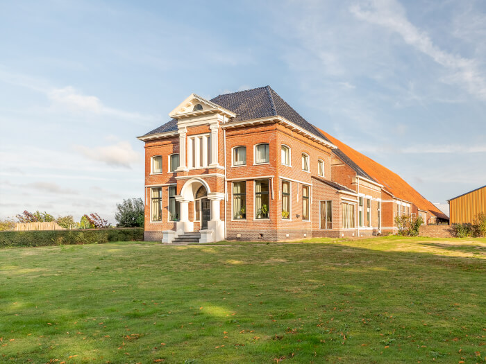 Groepsaccommodatie in Meeden (Groningen) voor 12 personen met 3 slaapkamers en 2 badkamers.