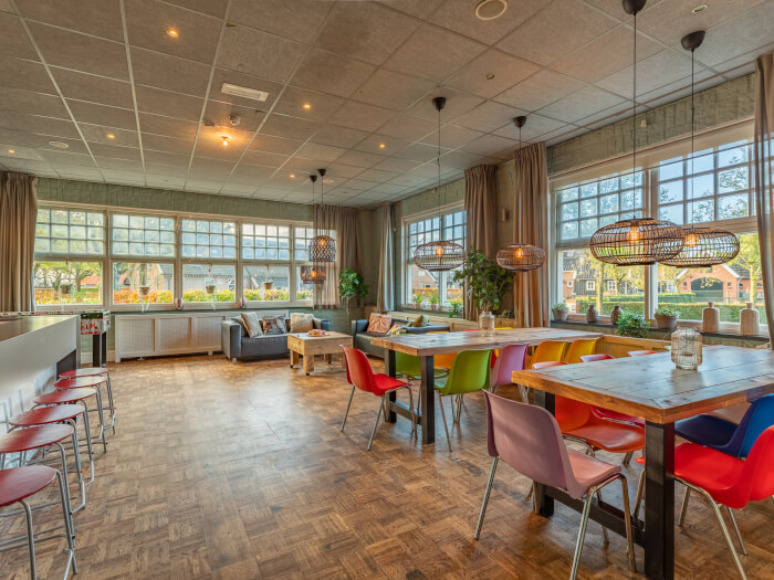 Groepsaccommodatie in Dwingeloo (Drenthe) voor 30 personen met 8 slaapkamers en 10 badkamers.