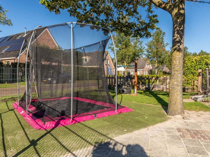 Groepsaccommodatie in Dwingeloo (Drenthe) voor 30 personen met 8 slaapkamers en 10 badkamers.