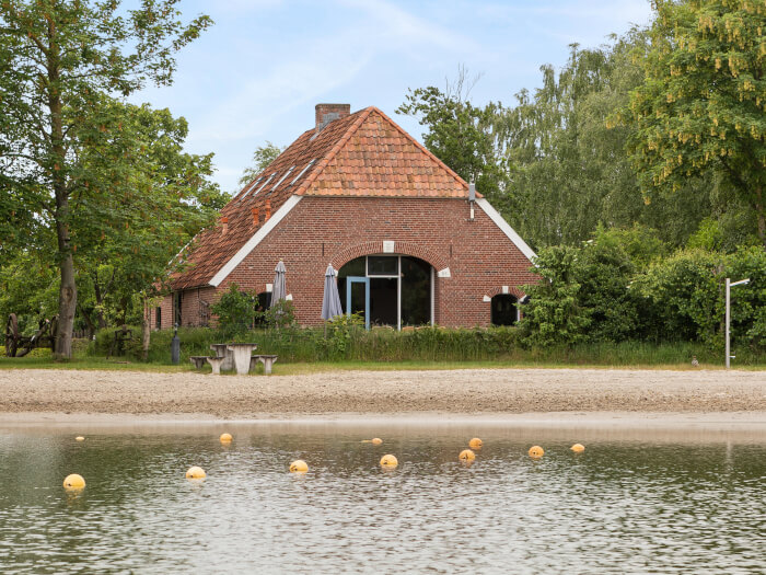 Groepsaccommodatie in Eibergen (Gelderland) voor 14 personen met 5 slaapkamers en 2 badkamers.