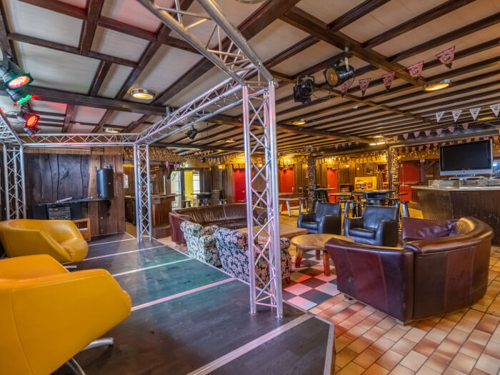 Groepsaccommodatie in Meijel (Limburg) voor 40 personen met 9 slaapkamers en 5 badkamers.