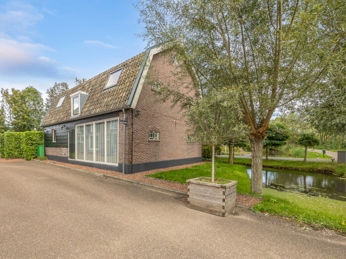 Groepsaccommodatie in Goudriaan (Zuid-Holland) voor 13 personen met 5 slaapkamers en 3 badkamers.