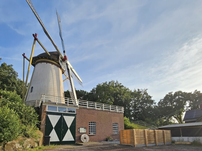 Groepsaccommodatie in Afferden L (Limburg) voor 12 personen met 6 slaapkamers en 6 badkamers.