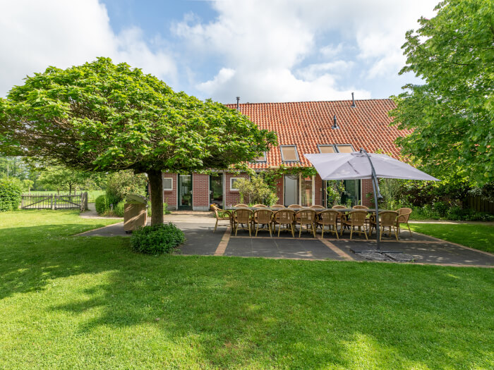 Groepsaccommodatie in Winterswijk (Gelderland) voor 17 personen met 6 slaapkamers en 3 badkamers.