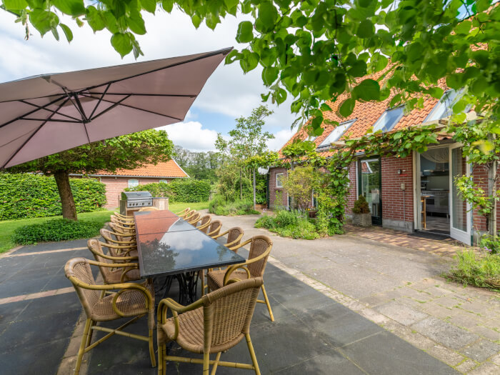 Groepsaccommodatie in Winterswijk (Gelderland) voor 17 personen met 6 slaapkamers en 3 badkamers.