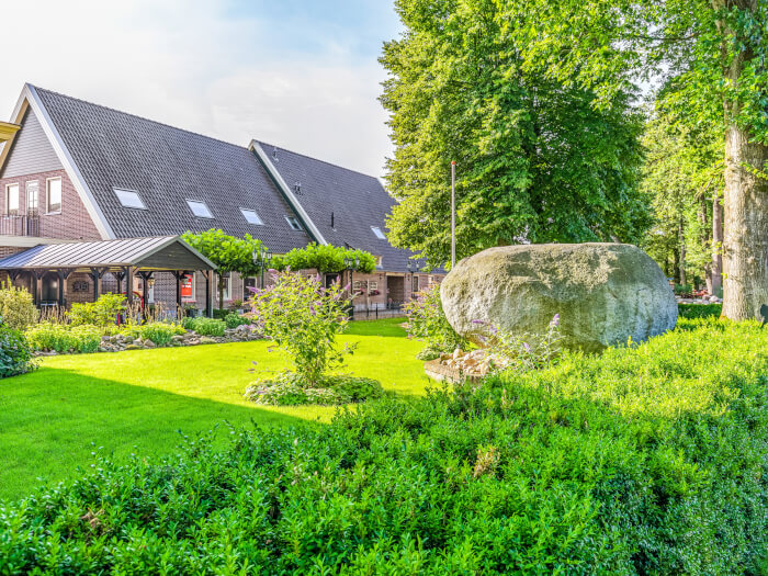 Groepsaccommodatie in Gees (Drenthe) voor 34 personen met 15 slaapkamers en 15 badkamers.