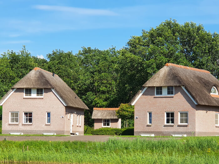 Groepsaccommodatie in Tiendeveen (Drenthe) voor 20 personen met 10 slaapkamers en 6 badkamers.