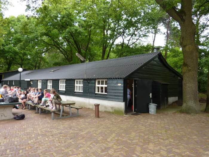 Groepsaccommodatie in Otterlo (Gelderland) voor 62 personen met 7 slaapkamers en 6 badkamers.