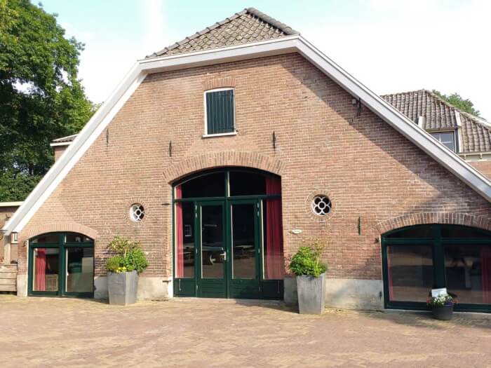 Groepsaccommodatie in Otterlo (Gelderland) voor 62 personen met 7 slaapkamers en 6 badkamers.