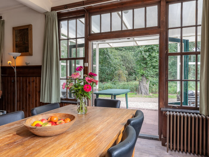 Groepsaccommodatie in Otterlo (Gelderland) voor 10 personen met 4 slaapkamers en 2 badkamers.