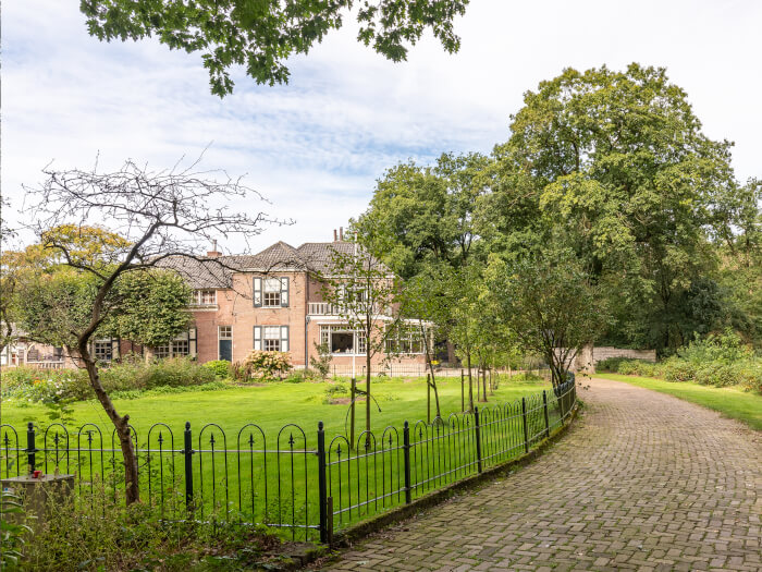 Groepsaccommodatie in Otterlo (Gelderland) voor 10 personen met 4 slaapkamers en 2 badkamers.