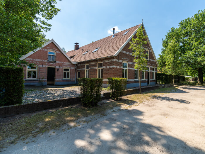 Groepsaccommodatie in Eibergen (Gelderland) voor 22 personen met 9 slaapkamers en 4 badkamers.