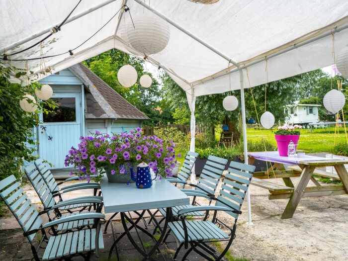 Groepsaccommodatie in Engwierum (Friesland) voor 16 personen met 7 slaapkamers en 5 badkamers.