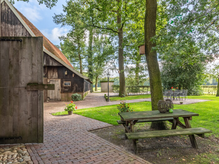 Groepsaccommodatie in Vasse (Overijssel) voor 10 personen met 4 slaapkamers en 2 badkamers.