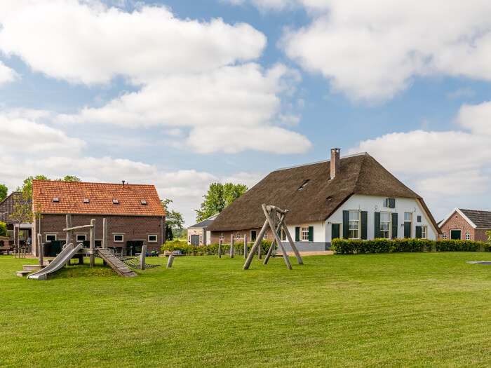 Groepsaccommodatie in Terwolde (Gelderland) voor 24 personen met 11 slaapkamers en 8 badkamers.