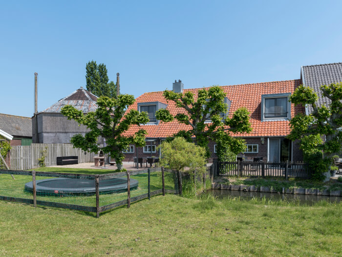 Groepsaccommodatie in Kamerik (Utrecht) voor 12 personen met 4 slaapkamers en 4 badkamers.