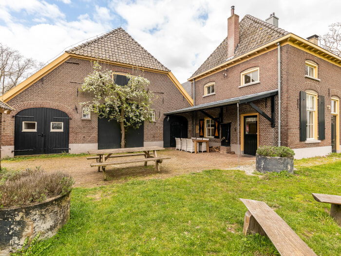 Groepsaccommodatie in Hoog-Keppel (Gelderland) voor 14 personen met 7 slaapkamers en 3 badkamers.