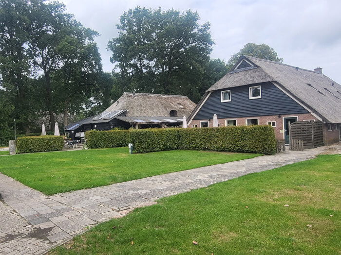 Groepsaccommodatie in Ruinen (Drenthe) voor 16 personen met 6 slaapkamers en 2 badkamers.