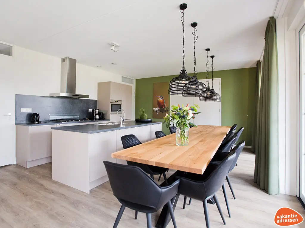 Groepsaccommodatie in Voorthuizen (Gelderland) voor 12 personen met 5 slaapkamers en 5 badkamers.