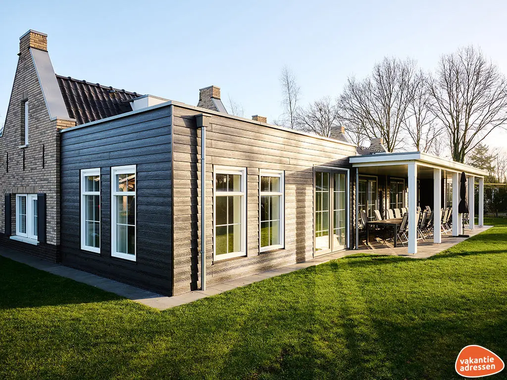 Groepsaccommodatie in Voorthuizen (Gelderland) voor 12 personen met 5 slaapkamers en 5 badkamers.