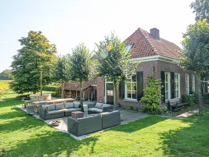 Groepsaccommodatie in Winterswijk (Gelderland) voor 16 personen met 7 slaapkamers en 3 badkamers.