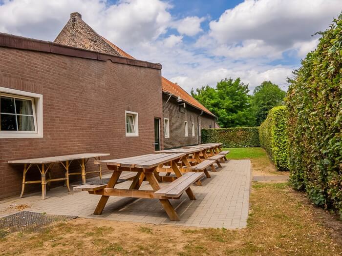 Groepsaccommodatie in Posterholt (Limburg) voor 40 personen met 10 slaapkamers en 6 badkamers.